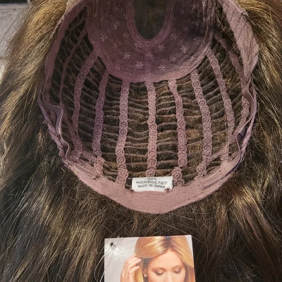 Mane Attraction Showgirl - Picture 7 of 8